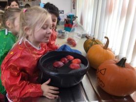 🍎😄🥧🥜P1 learn about Halloween Traditions🍏🥧🍎